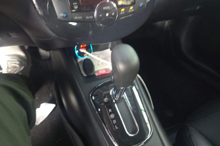 Used Nissan Tiida 2011 1.6L CVT Smart Version Gear Lever
