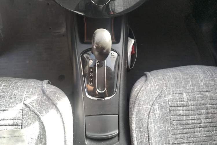 Used Nissan Tiida 2011 1.6L CVT Smart Version Gear Lever