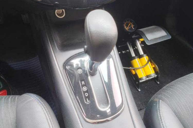 Used Nissan Tiida 2011 1.6L CVT Smart Version Gear Lever