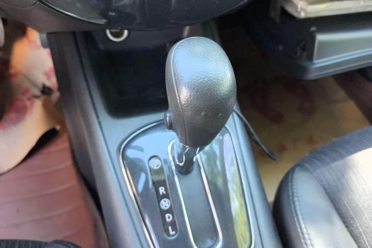 Used Nissan Tiida 2011 1.6L CVT Smart Version Gear Lever