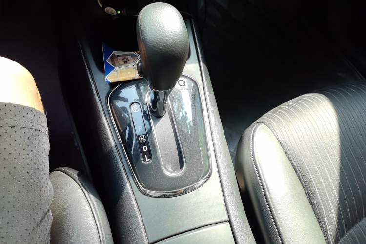 Used Nissan Tiida 2011 1.6L CVT Smart Version Gear Lever