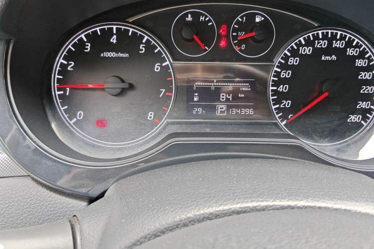 Used Nissan Tiida 2011 1.6T M-CVT Cool Edition Odometer Close Up