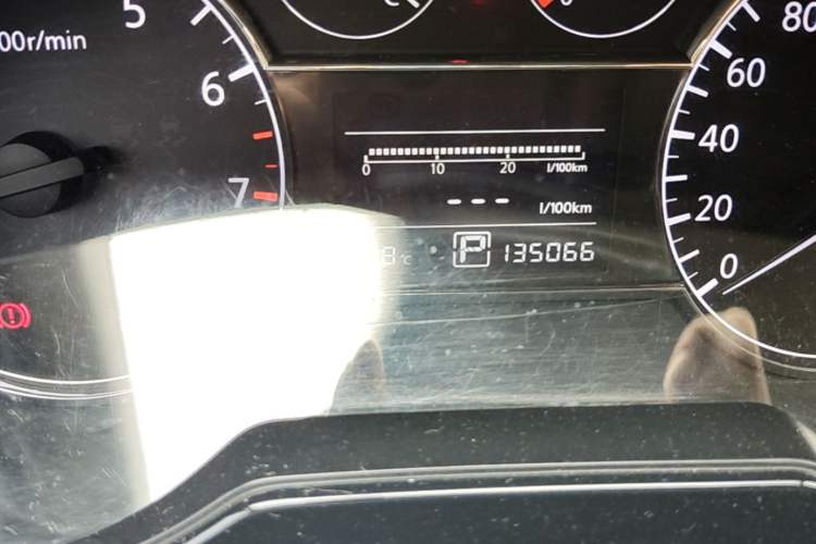 Used Nissan Tiida 2011 1.6L CVT Smart Version Odometer Close Up