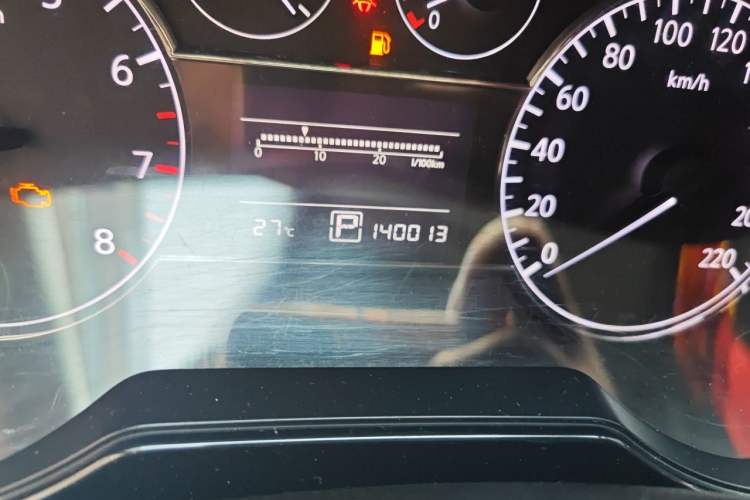 Used Nissan Tiida 2011 1.6L CVT Smart Version Odometer Close Up