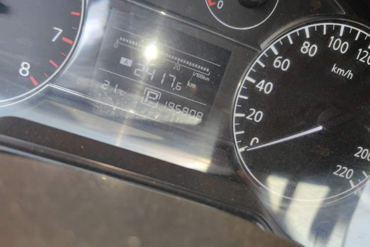 Used Nissan Tiida 2011 1.6L CVT Luxury Edition Odometer Close Up
