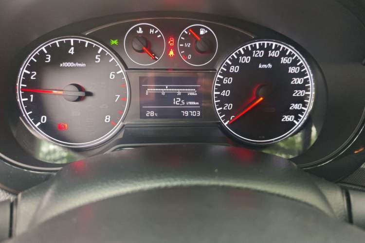 Used Nissan Tiida 2011 1.6T Manual Xuan Dong Edition Odometer Close Up