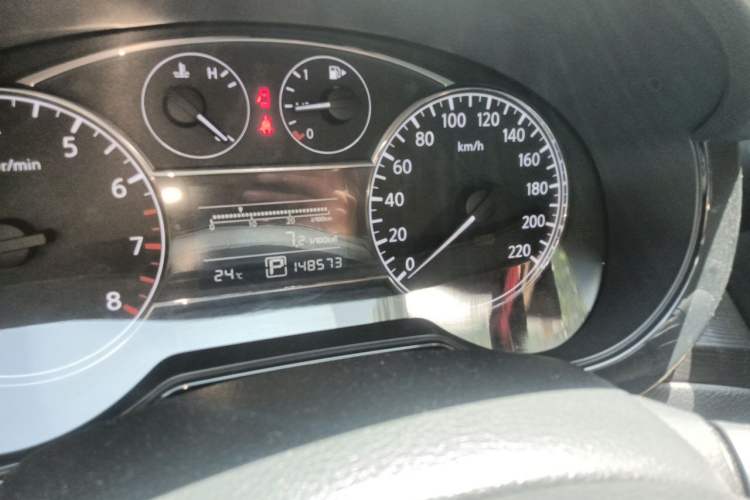 Used Nissan Tiida 2011 1.6L CVT Smart Version Odometer Close Up