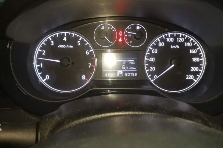 Used Nissan Tiida 2011 1.6L CVT Smart Version Odometer Close Up