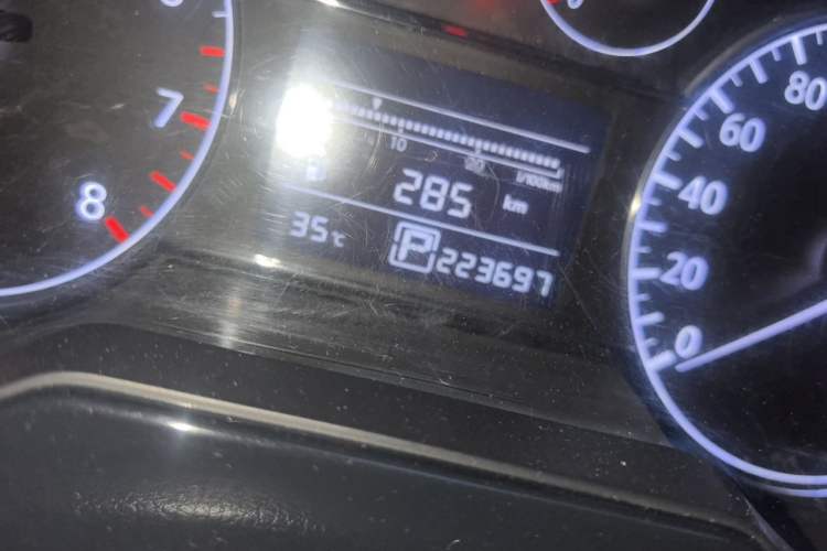 Used Nissan Tiida 2011 1.6L CVT Smart Version Odometer Close Up