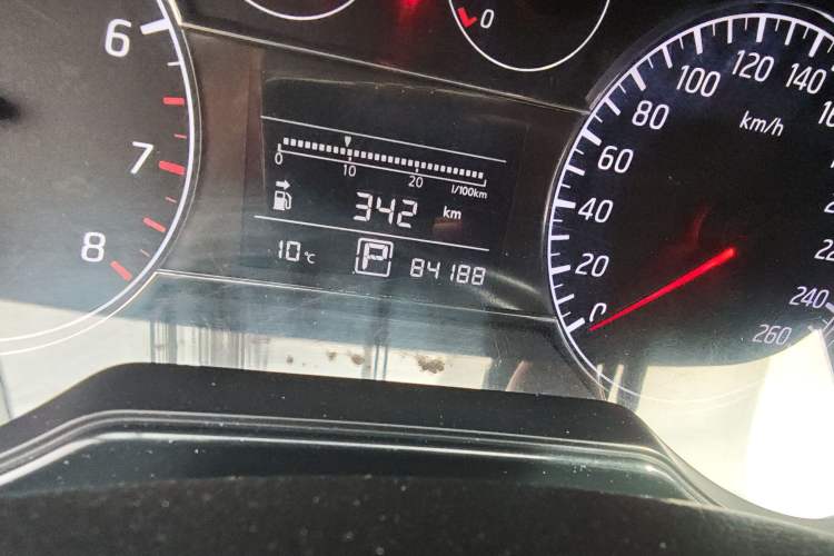 Used Nissan Tiida 2011 1.6T M-CVT Cool Edition Odometer Close Up
