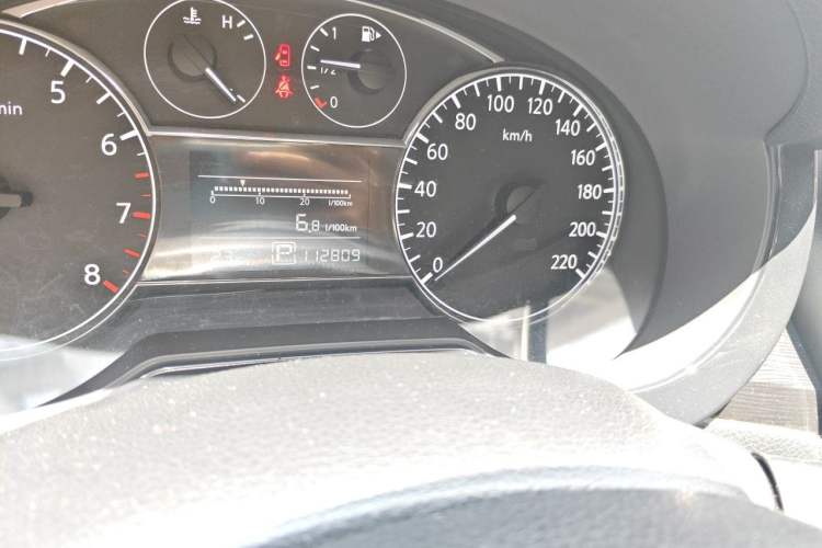 Used Nissan Tiida 2011 1.6L CVT Smart Version Odometer Close Up