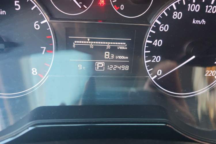 Used Nissan Tiida 2011 1.6L CVT Smart Version Odometer Close Up