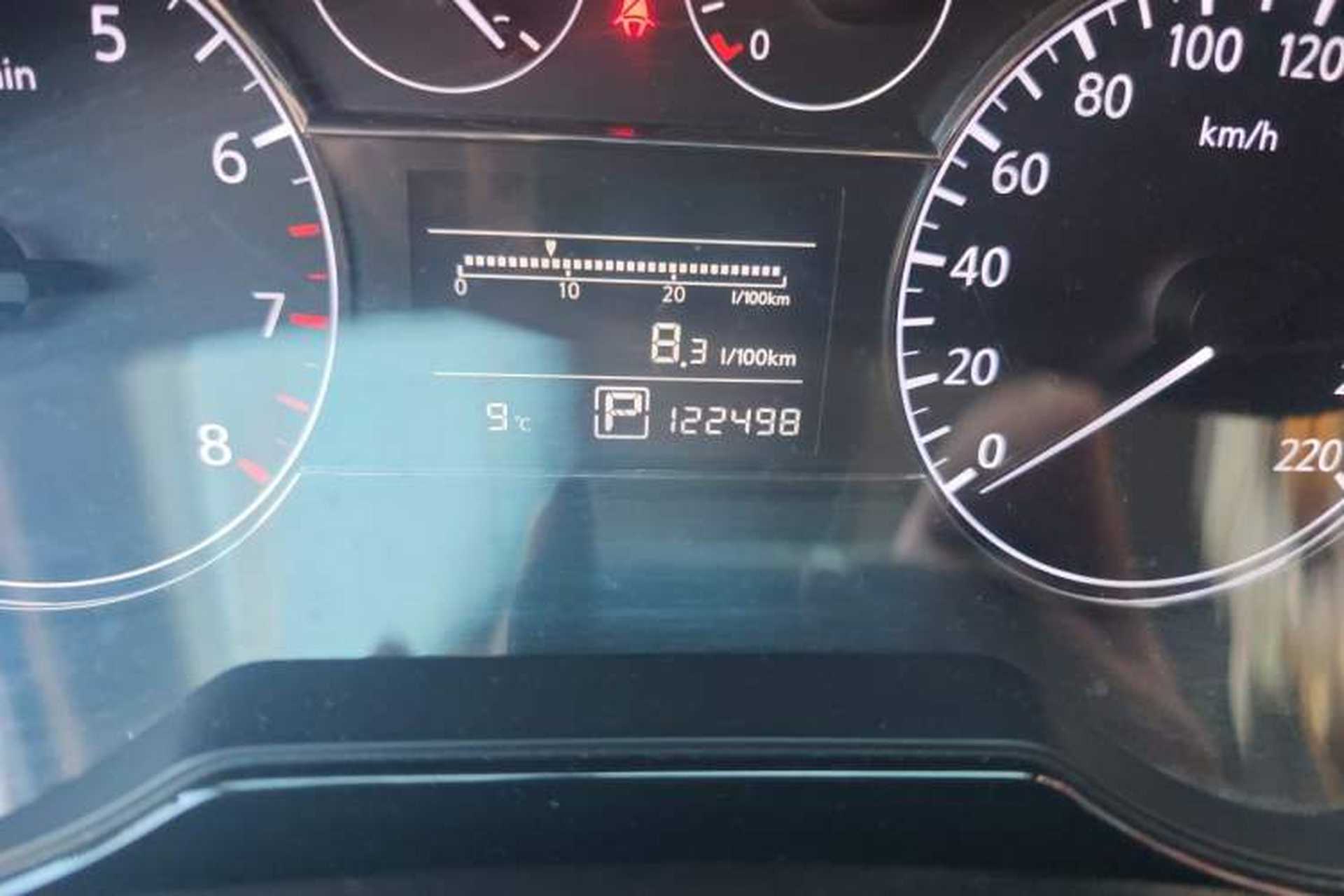 Used Nissan Tiida 2011 1.6L CVT Smart Version Odometer Close Up