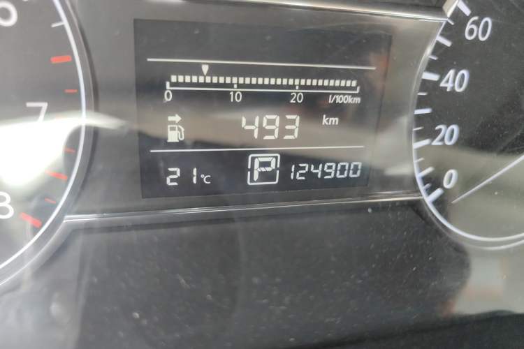 Used Nissan Tiida 2011 1.6L CVT Smart Version Odometer Close Up