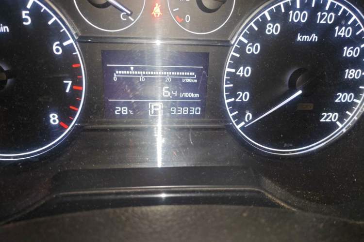 Used Nissan Tiida 2011 1.6L CVT Smart Version Odometer Close Up