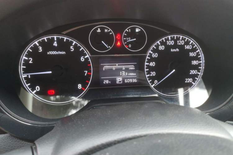 Used Nissan Tiida 2011 1.6L CVT Smart Version Odometer Close Up