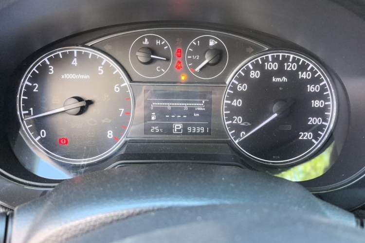 Used Nissan Tiida 2011 1.6L CVT Smart Version Odometer Close Up
