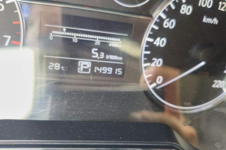 Used Nissan Tiida 2011 1.6L CVT Smart Version Odometer Close Up