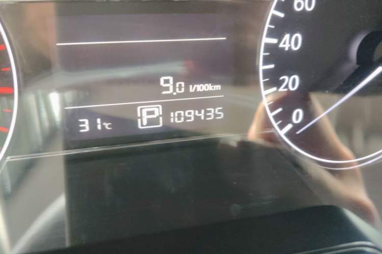 Used Nissan Tiida 2011 1.6L CVT Smart Version Odometer Close Up