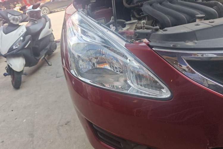 Used Nissan Tiida 2011 1.6L CVT Comfort Model Right Front Headlight