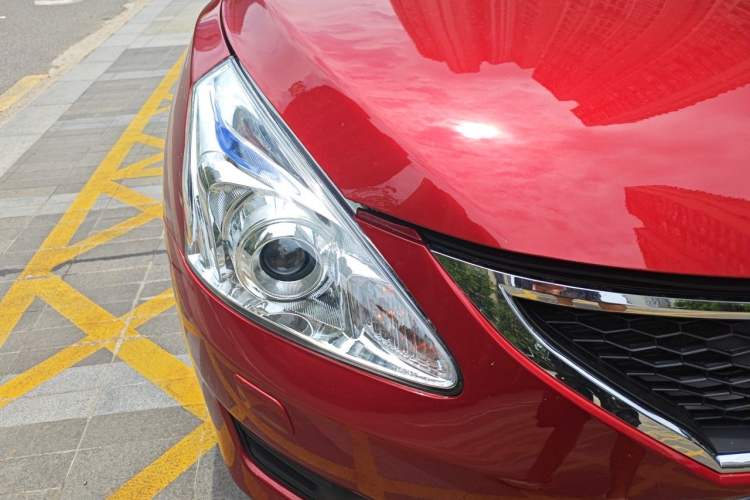 Used Nissan Tiida 2011 1.6L CVT Smart Version Right Front Headlight