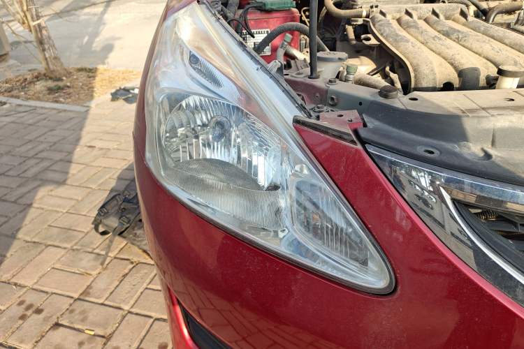 Used Nissan Tiida 2011 1.6L CVT Comfort Model Right Front Headlight