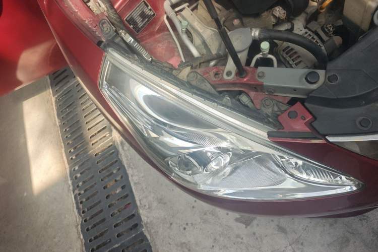 Used Nissan Tiida 2011 1.6L CVT Smart Version Right Front Headlight