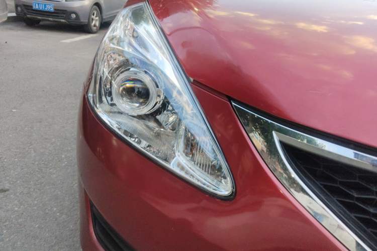 Used Nissan Tiida 2011 1.6L CVT Smart Version Right Front Headlight