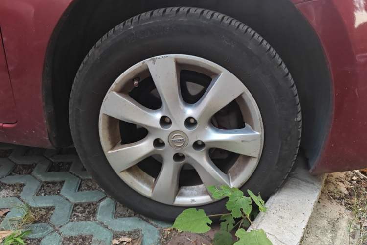 Used Nissan Tiida 2011 1.6L CVT Smart Version Right Front Wheel Hub