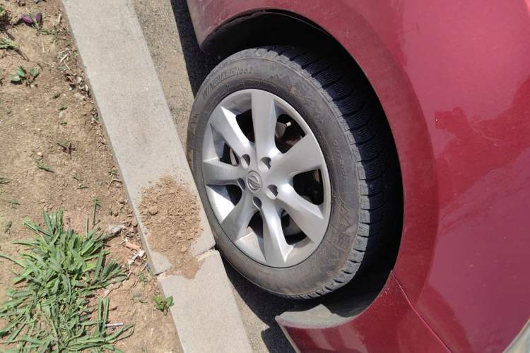 Used Nissan Tiida 2011 1.6L CVT Luxury Edition Right Front Wheel Hub