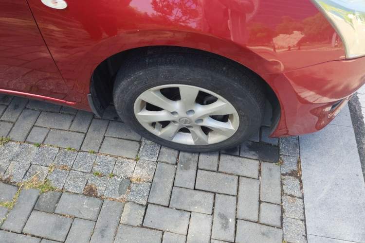 Used Nissan Tiida 2011 1.6L CVT Comfort Model Right Front Wheel Hub