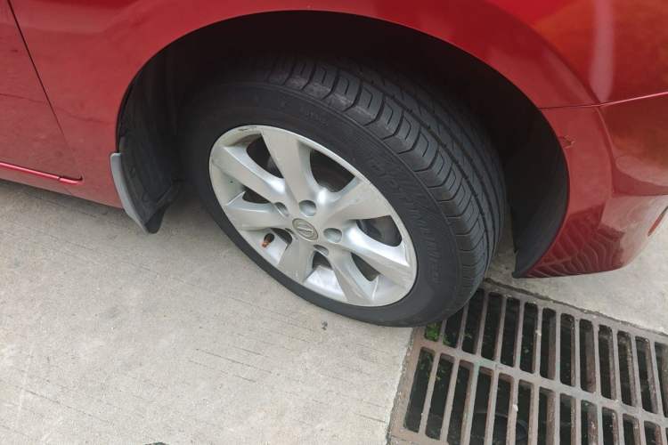 Used Nissan Tiida 2011 1.6L CVT Smart Version Right Front Wheel Hub