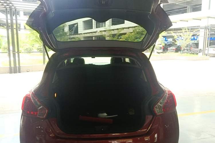 Used Nissan Tiida 2011 1.6L CVT Smart Version Trunk