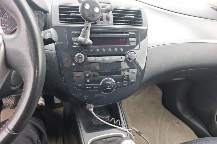 Used Nissan Tiida 2011 1.6T Manual Xuan Dong Edition Audio And AC Panel