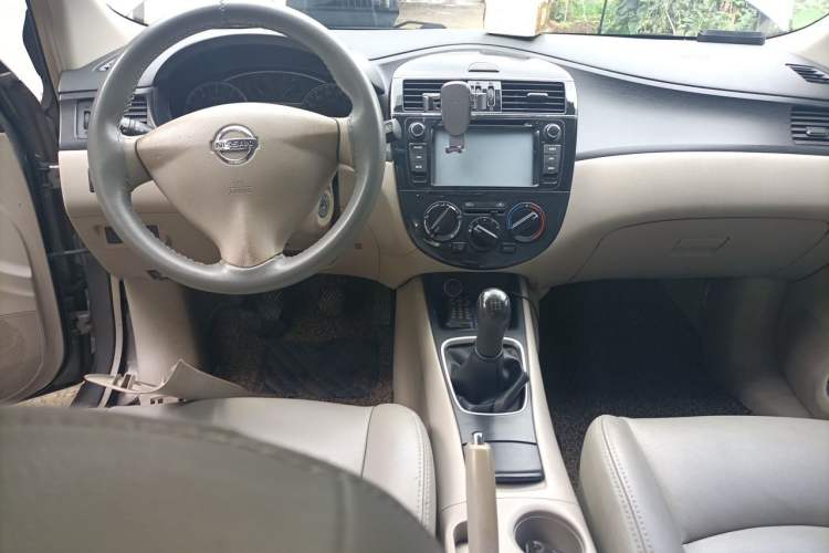 Used Nissan Tiida 2011 1.6L Manual Comfort Edition Center Console