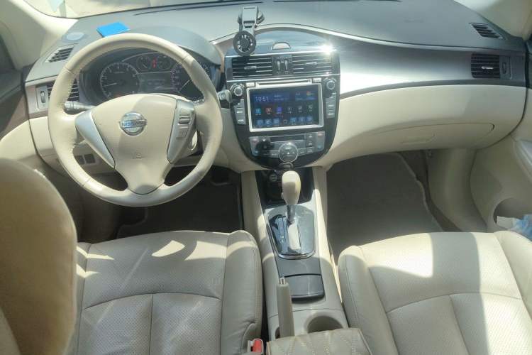 Used Nissan Tiida 2011 1.6L CVT Luxury Edition Center Console