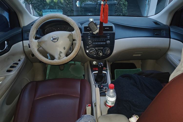 Used Nissan Tiida 2011 1.6L Manual Comfort Edition Center Console