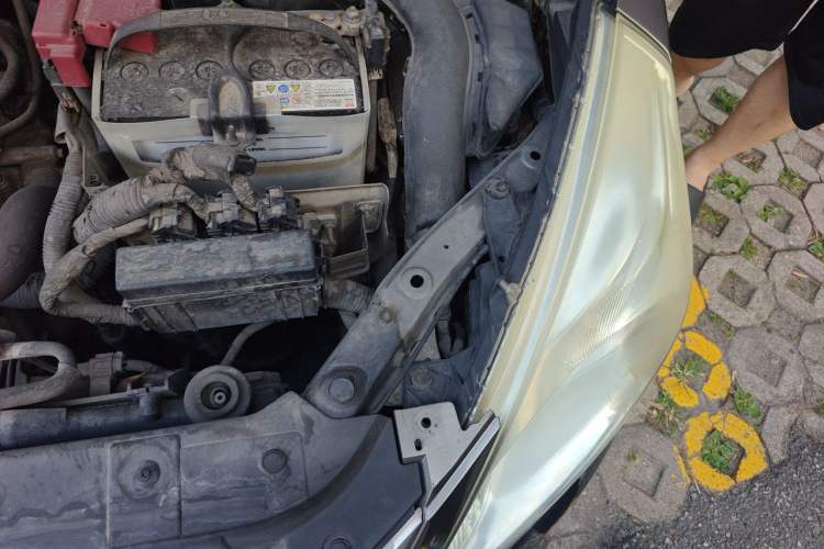 Used Nissan Tiida 2011 1.6L CVT Smart Version Engine Bay Left