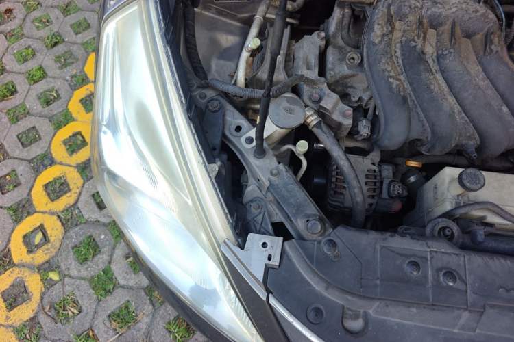 Used Nissan Tiida 2011 1.6L CVT Smart Version Engine Bay Right