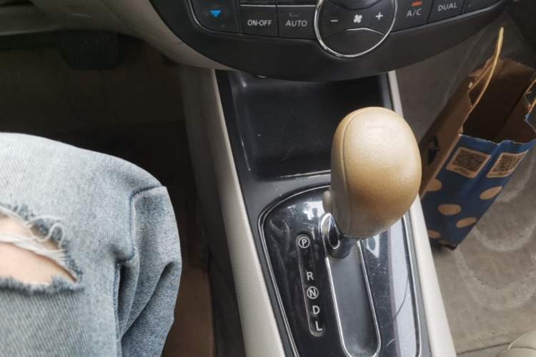Used Nissan Tiida 2011 1.6L CVT Smart Version Gear Lever