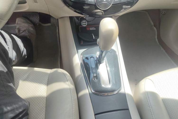 Used Nissan Tiida 2011 1.6L CVT Luxury Edition Gear Lever