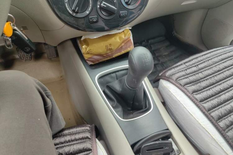 Used Nissan Tiida 2011 1.6L Manual Comfort Edition Gear Lever
