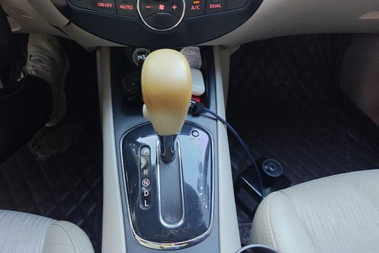 Used Nissan Tiida 2011 1.6L CVT Smart Version Gear Lever