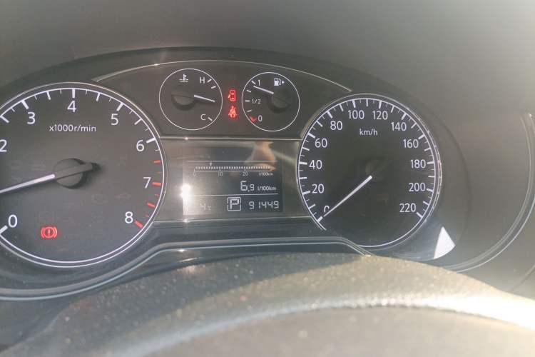 Used Nissan Tiida 2011 1.6L CVT Smart Version Odometer Close Up