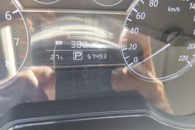 Used Nissan Tiida 2011 1.6L CVT Luxury Edition Odometer Close Up
