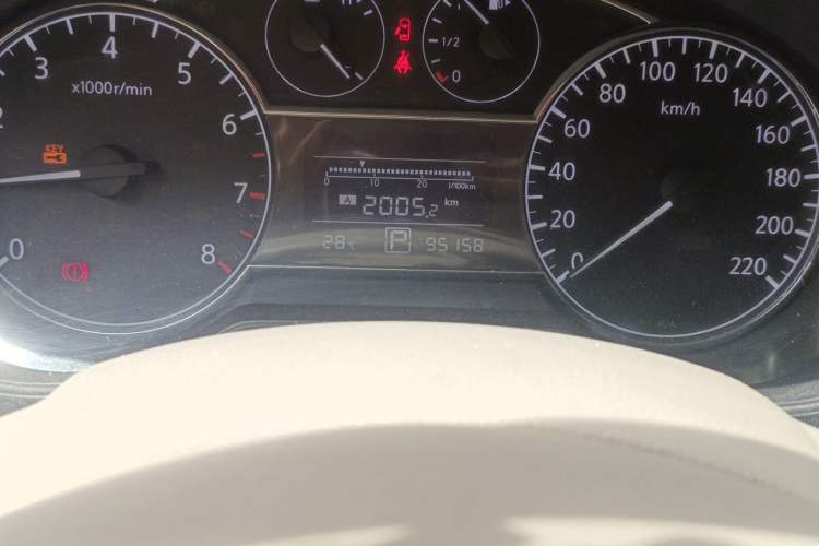 Used Nissan Tiida 2011 1.6L CVT Smart Version Odometer Close Up