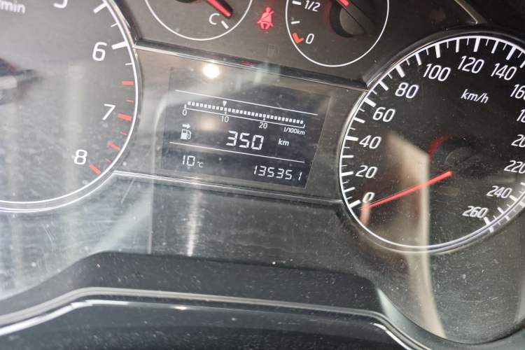 Used Nissan Tiida 2011 1.6T Manual Xuan Dong Edition Odometer Close Up