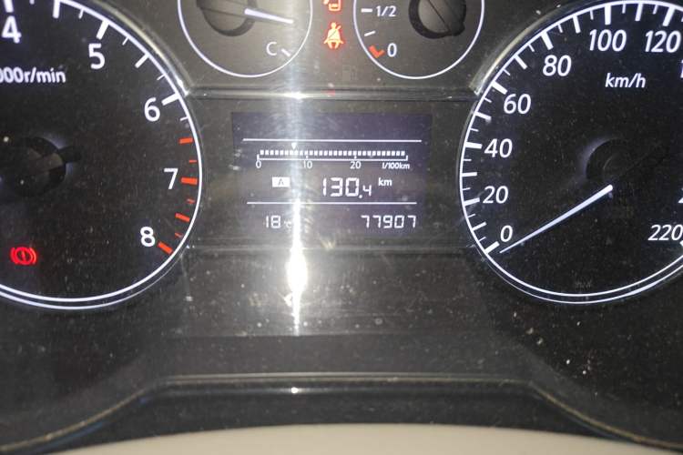 Used Nissan Tiida 2011 1.6L Manual Comfort Edition Odometer Close Up