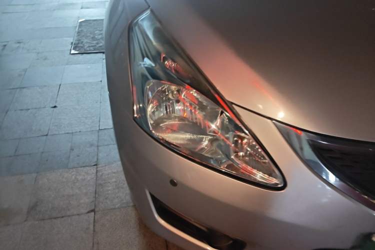 Used Nissan Tiida 2011 1.6L CVT Smart Version Right Front Headlight