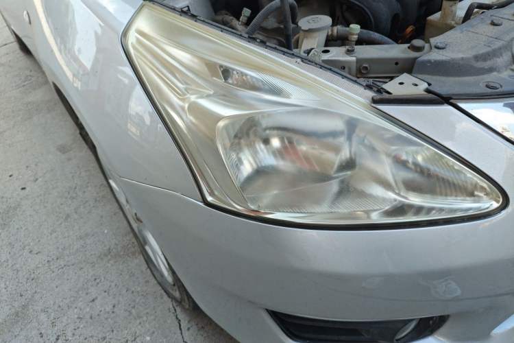 Used Nissan Tiida 2011 1.6L Manual Comfort Edition Right Front Headlight